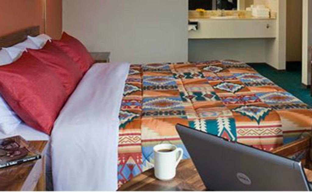 Branding Iron Motel Chama Room photo
