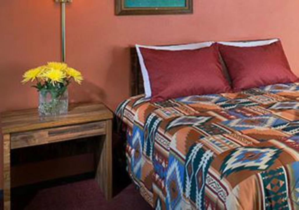 Branding Iron Motel Chama Room photo
