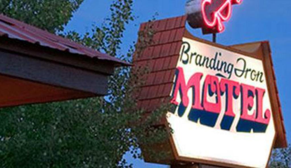 Branding Iron Motel Chama Exterior photo